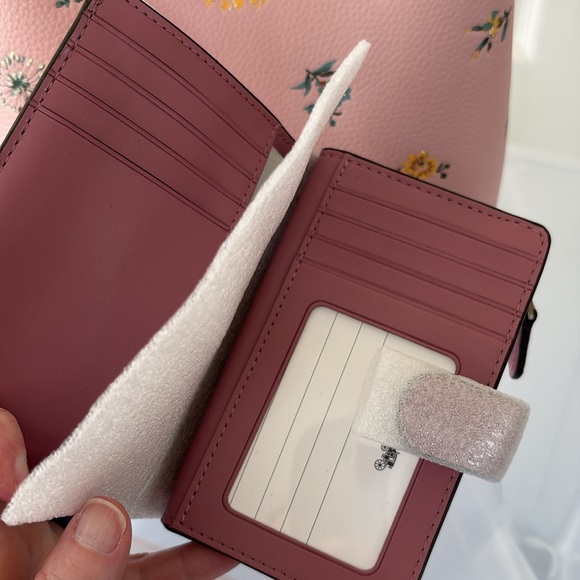 NWOT Coach Small Town Bucket & NWT Medium Corner Zip Wallet Dandelion Floral Set - Picture 8 of 9